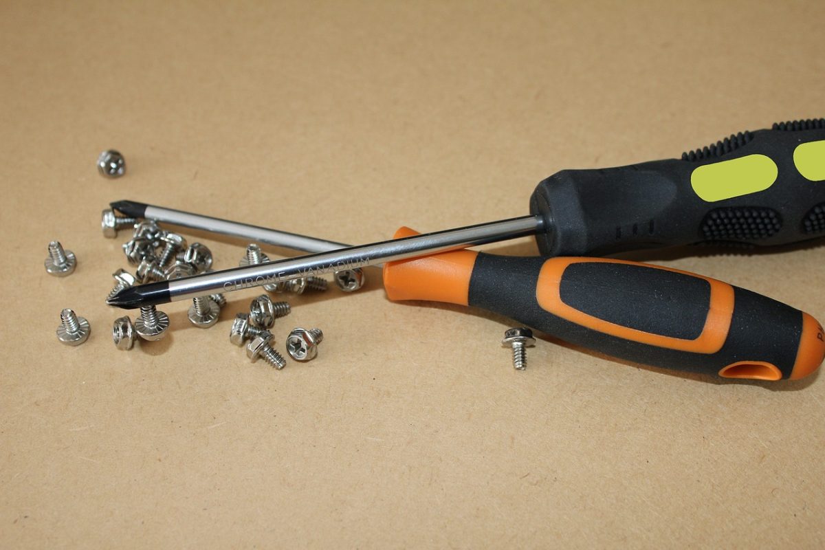 Awaria w domu – lodówka nie działa, pralka cieknie. Sprawdź, co zrobić